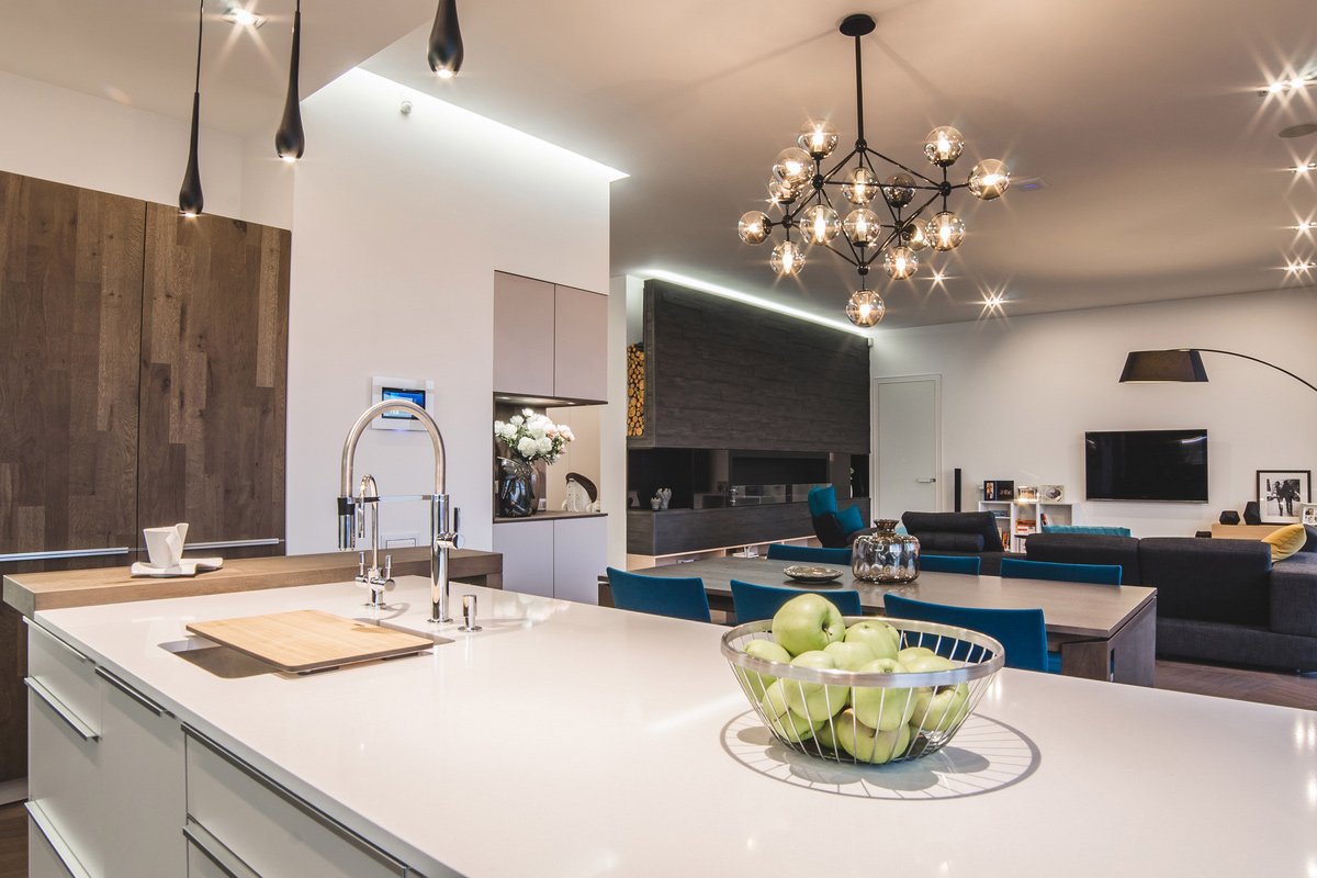 Дизайн кухни с трековыми светильниками
