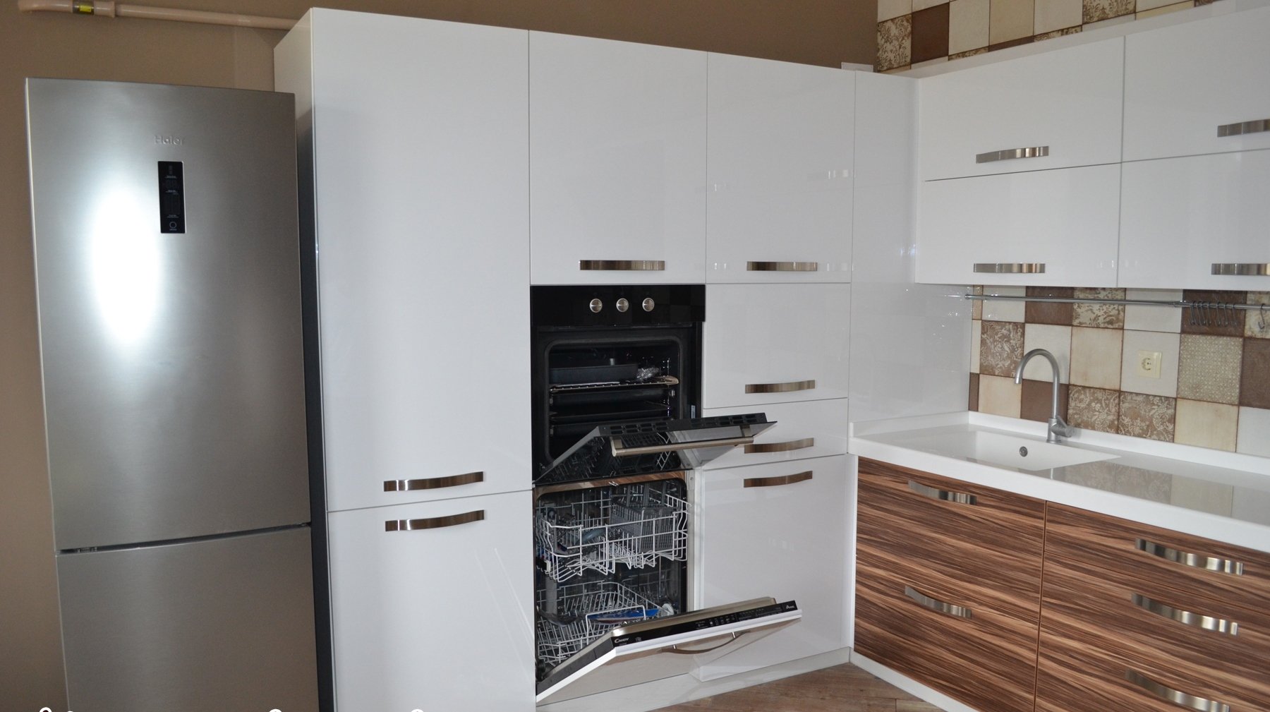 угловая кухня со встроенным холодильником и духовым шкафом