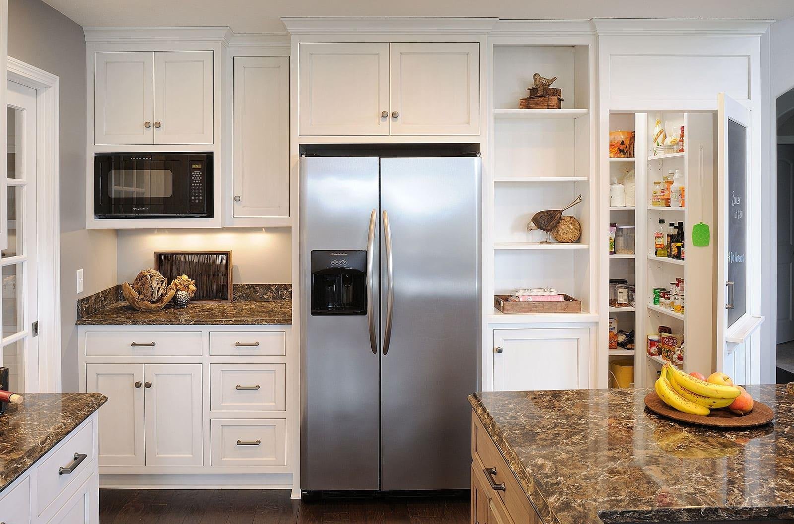 Дизайн кухни с отдельно стоящим холодильником - 59 фото