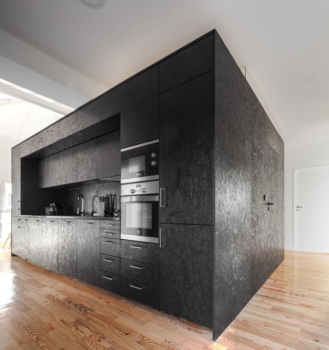 Кухня темный бетон