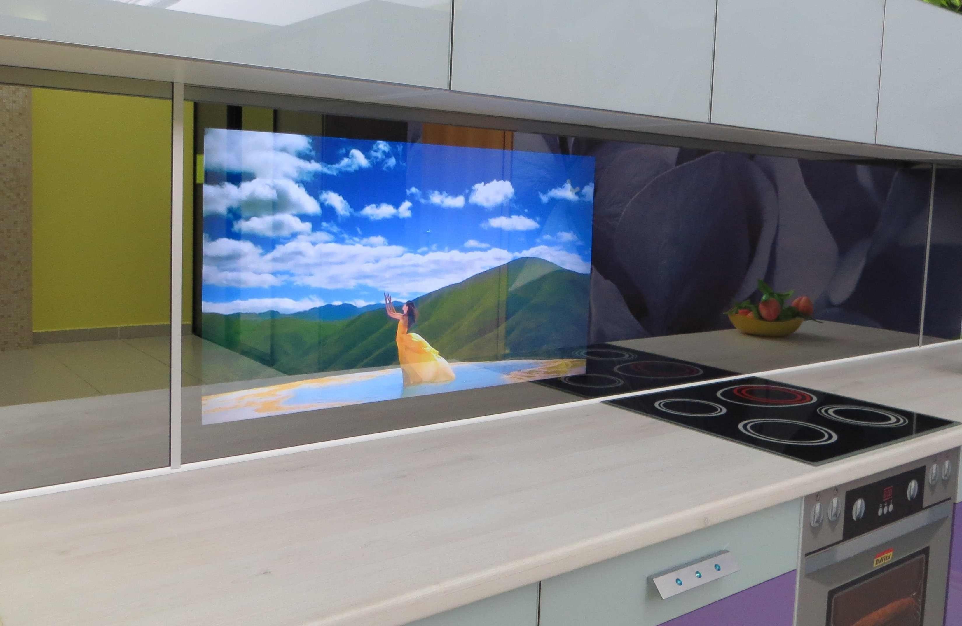 Встроенные телевизоры для кухни. Телевизор в фартуке кухни встроенный. Телевизор встроен в кухонный фартук. Телевизор в кухонном фасаде. Встроенный телевизор в кухонный фартук.