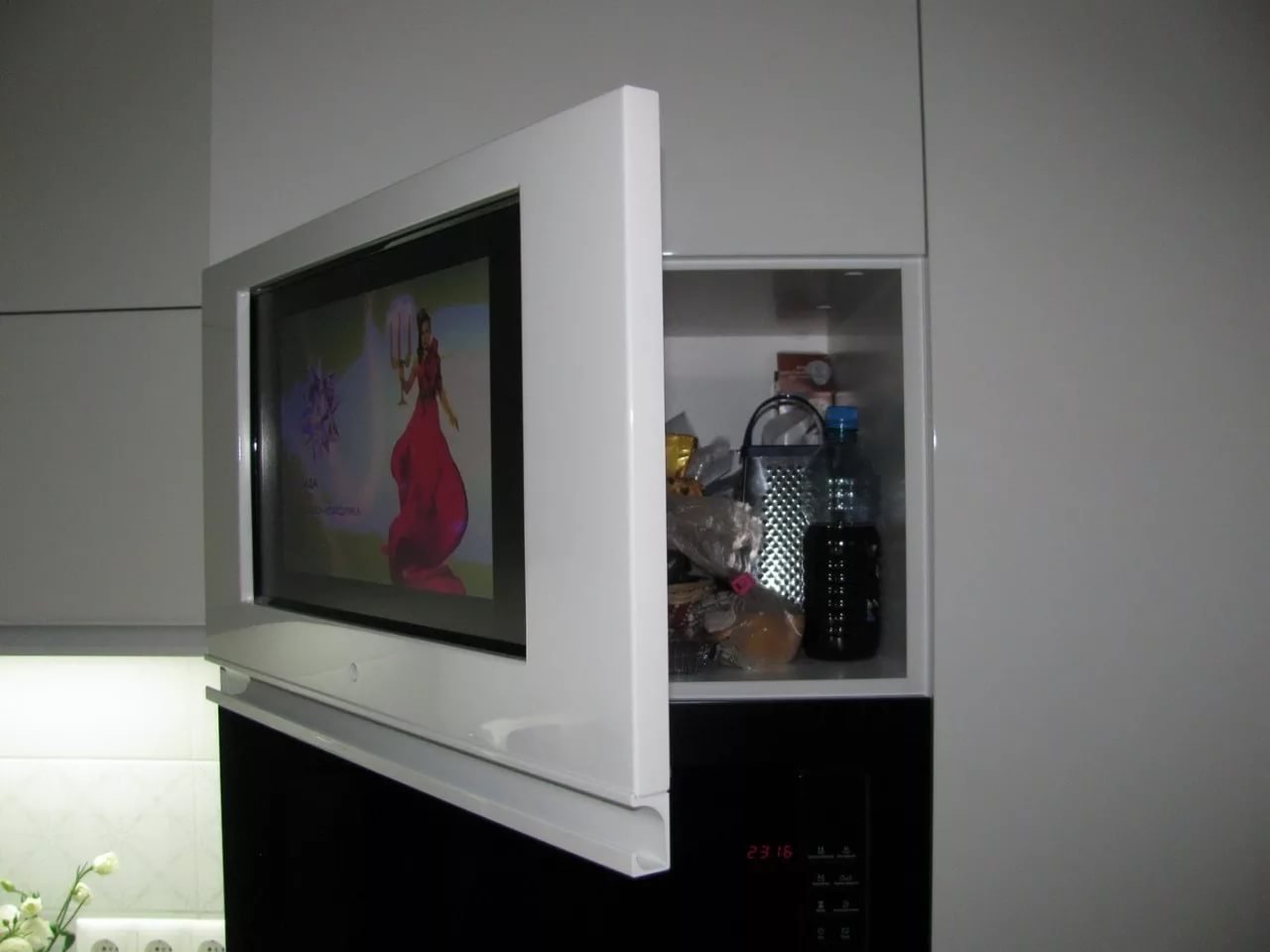 Телевизор на кухню с wifi. Встраиваемый телевизор. Встраиваемый телевизор для кухни. Телевизор встроенный в кухню. Телевизор встраиваемый в кухонный шкаф.