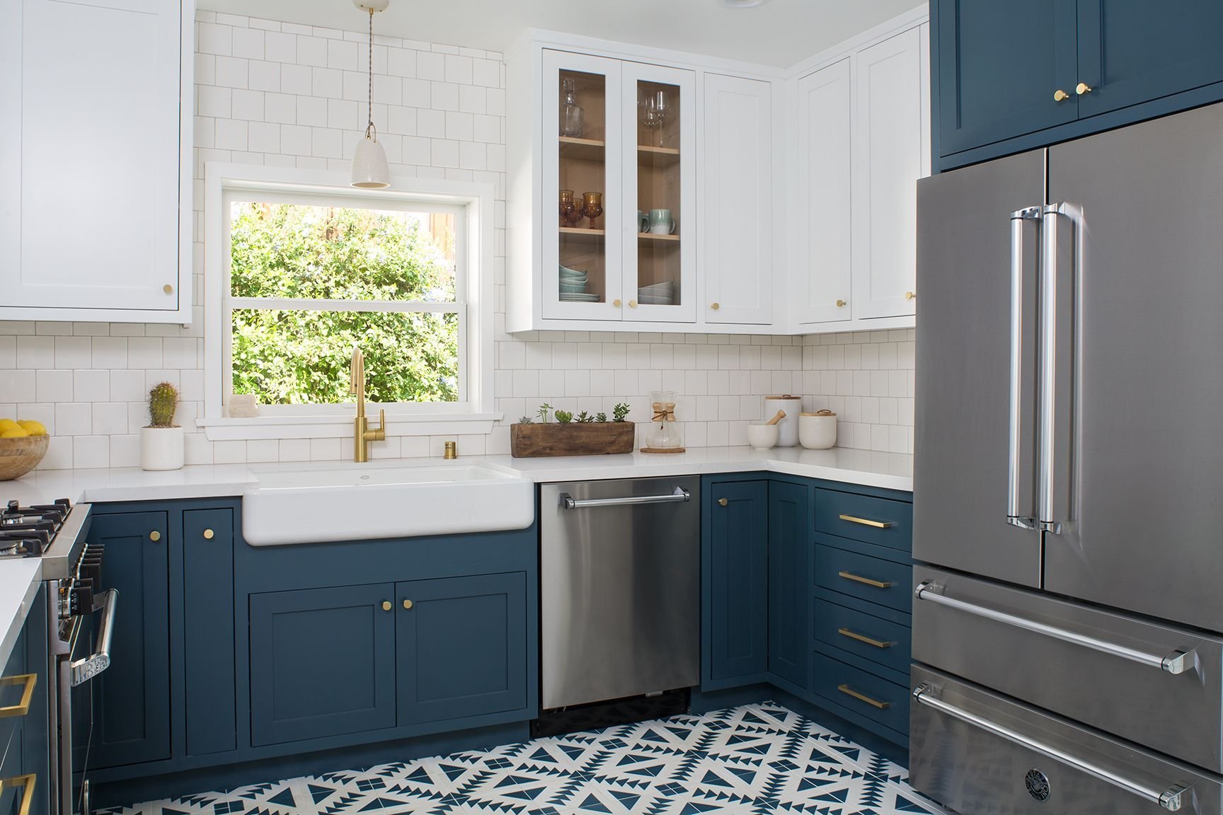 Белая кухня синяя столешница. Синяя кухня икеа. Серо голубая кухня. Серо синяя кухня. Синяя кухня с деревянной столешницей.