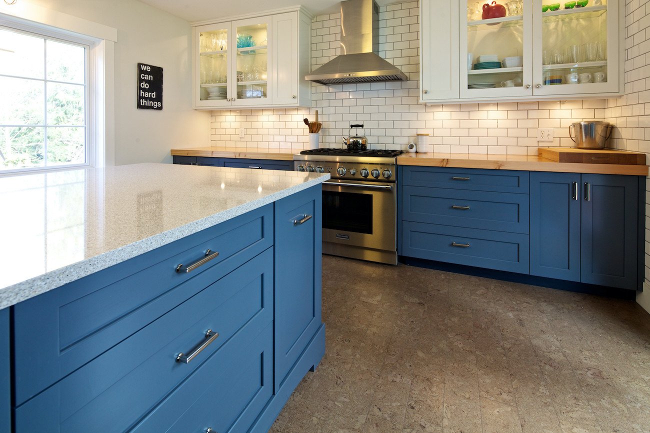 Синяя кухня с бежевой столешницей