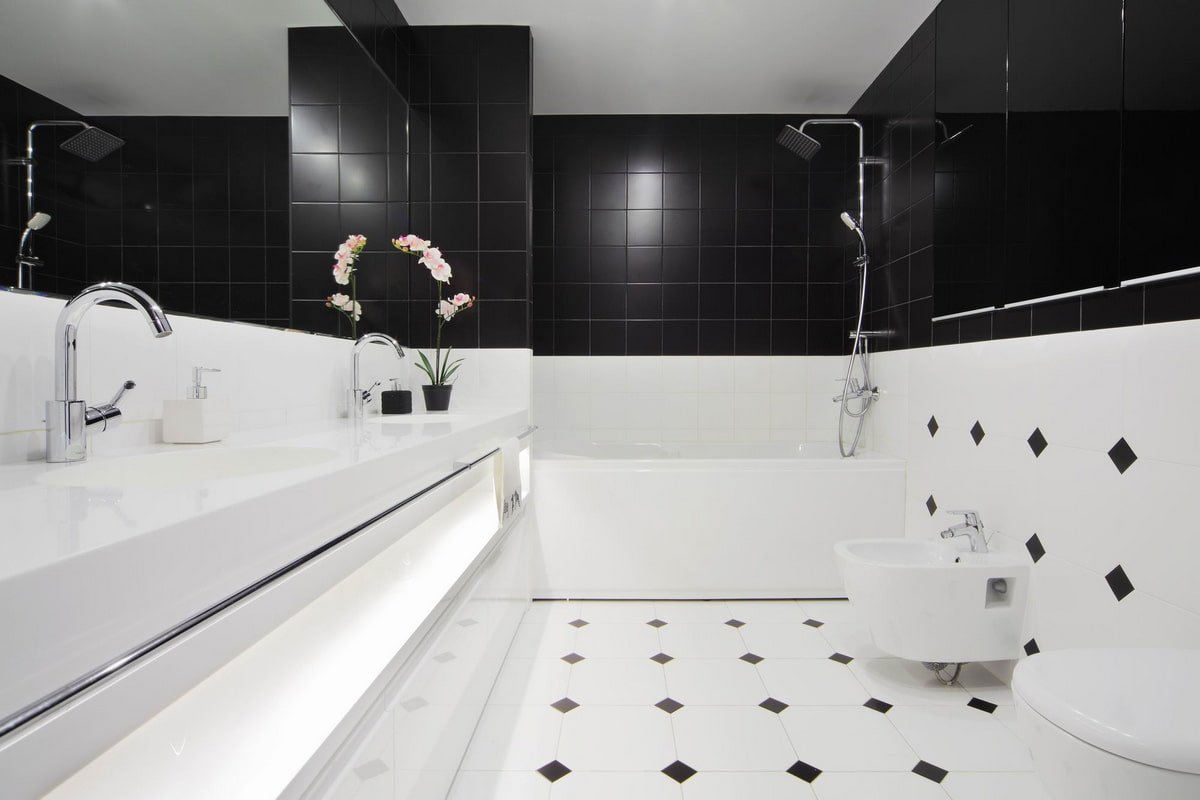 Дизайн ванны с черно белым кафелем