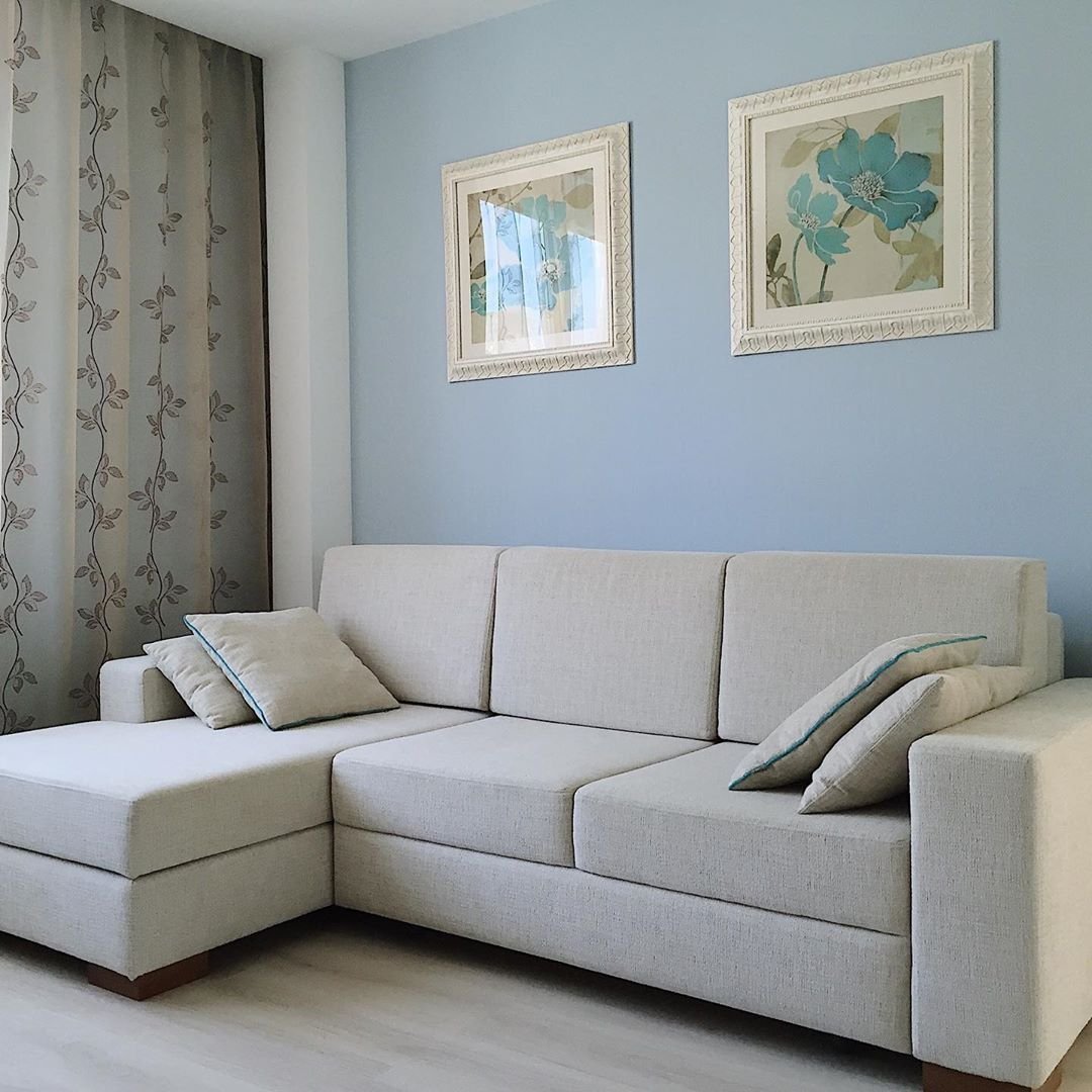 Дизайн светлой комнаты с диваном - 69 фото