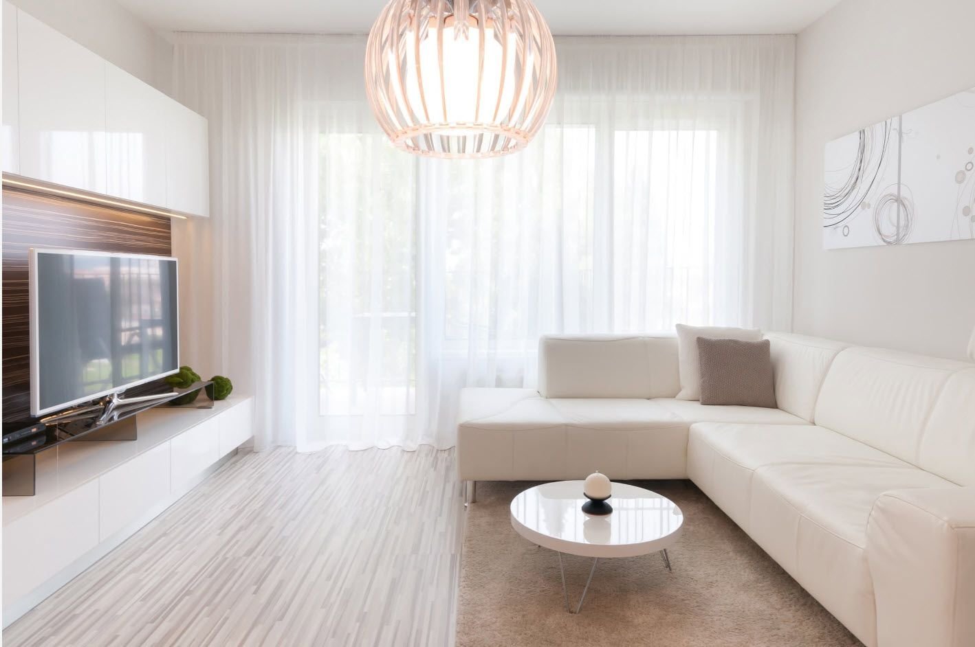 Дизайн светлой комнаты с диваном - 69 фото