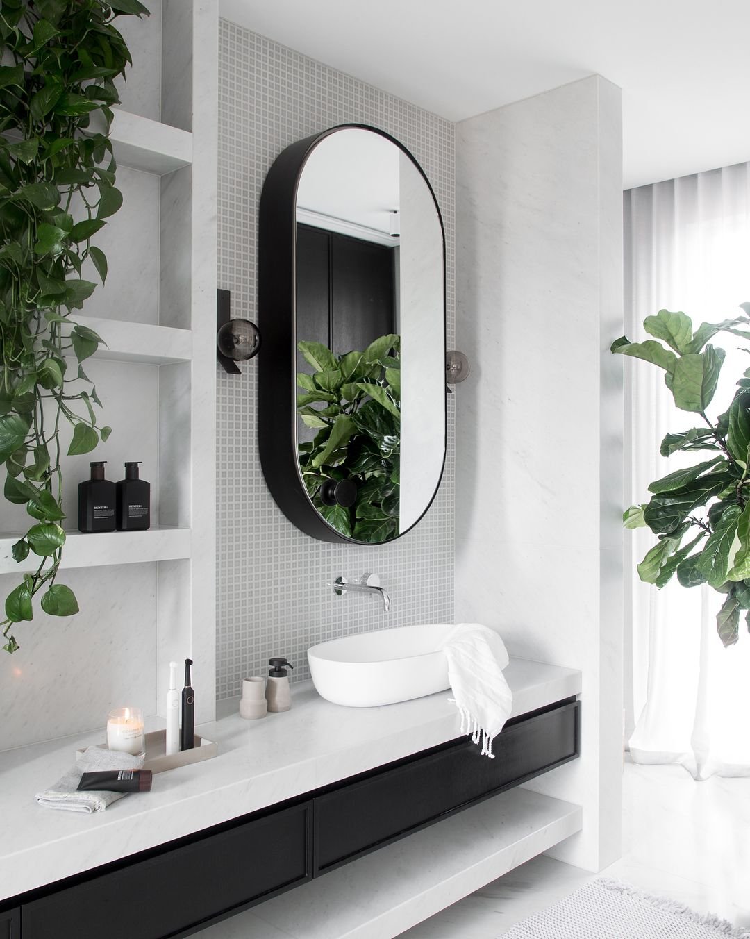Ванна в ванную комнату овальная. Зеркало в ванную. Дизайнерские зеркала в ванную комнату. Современное зеркало в ванную. Зеркало дизайнерское в ванну.