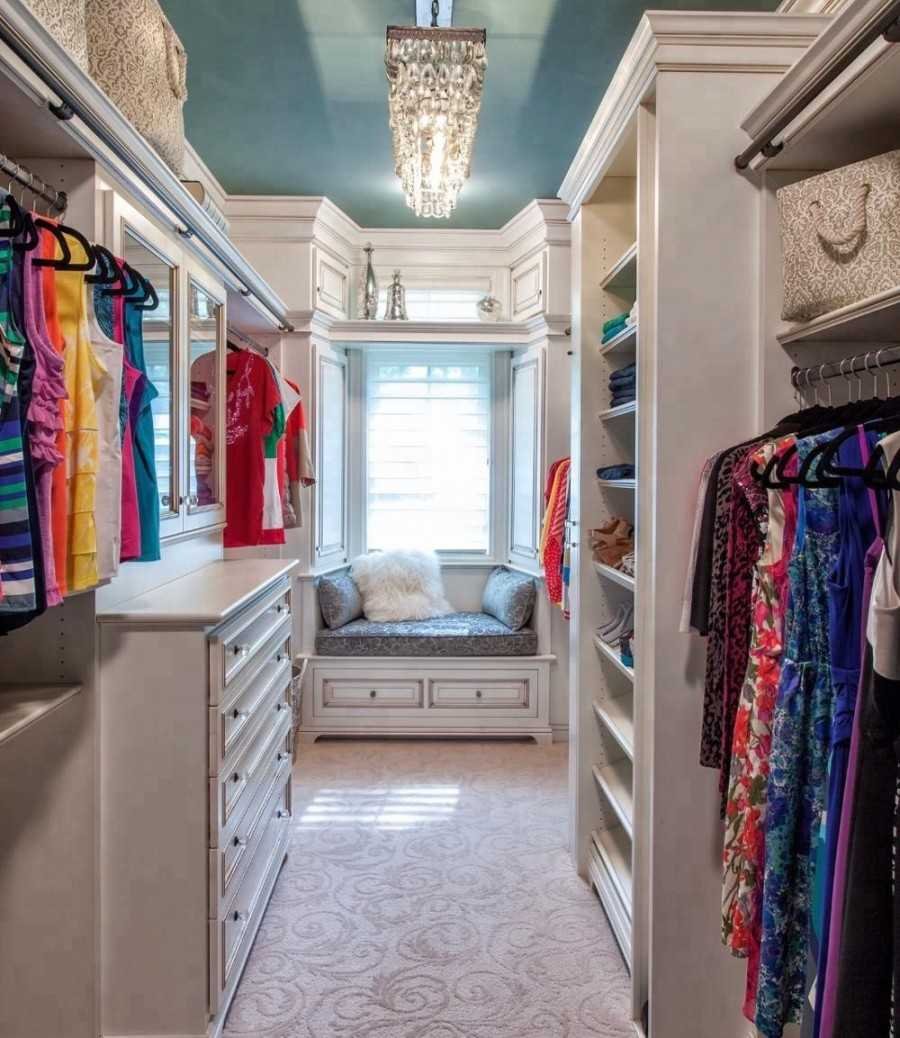 Гардеробная комната с окном в доме