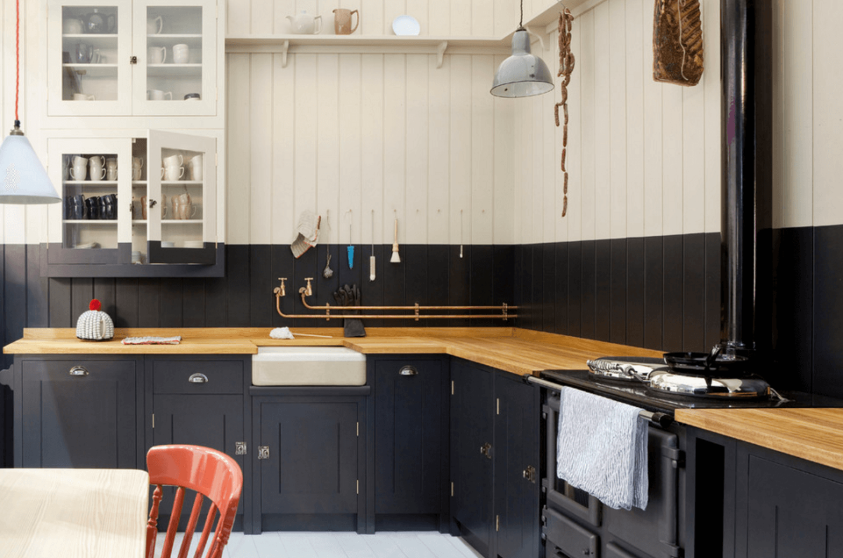 Кухня черно деревянная