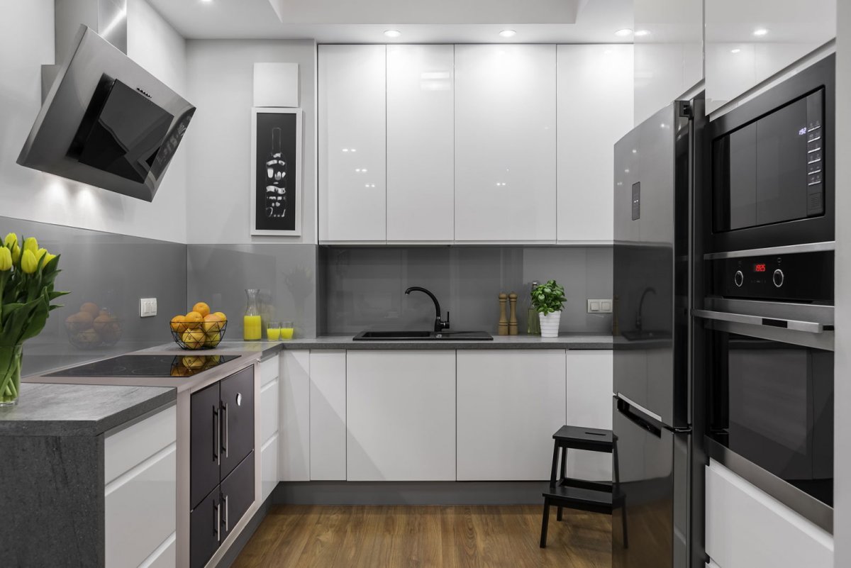 Белая кухня с черным холодильником