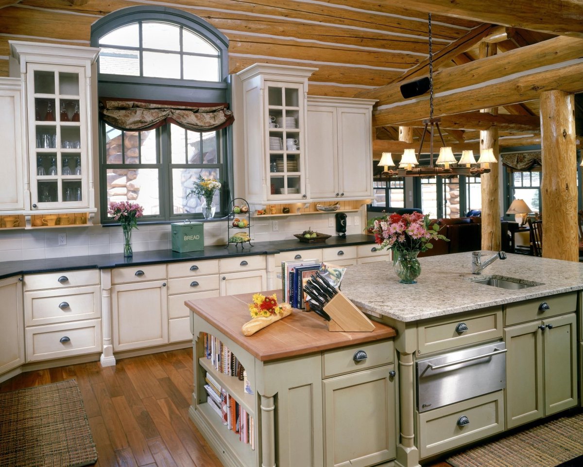 Белая кухня в деревянном доме