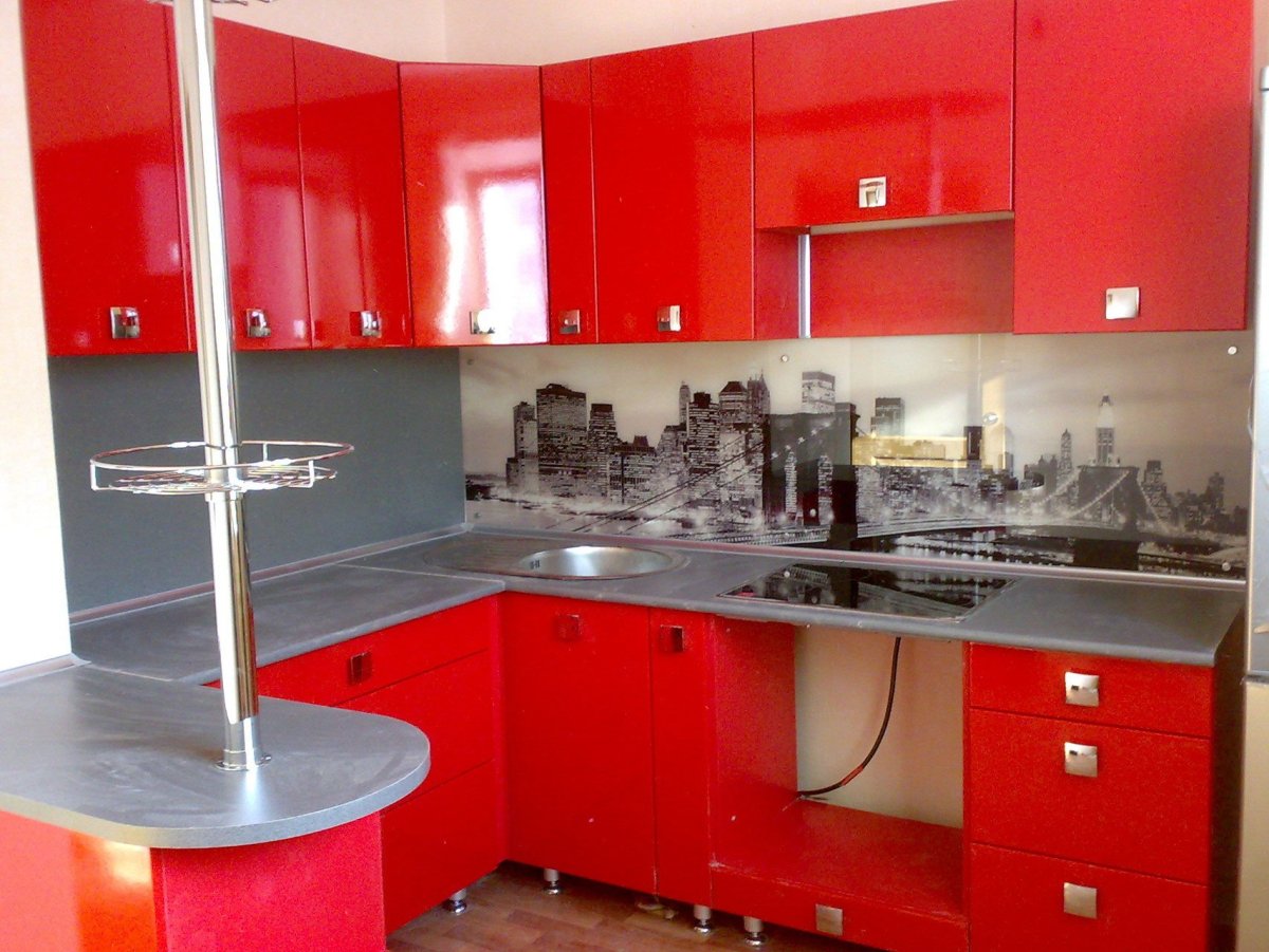 Кухонный гарнитур красный с барной стойкой