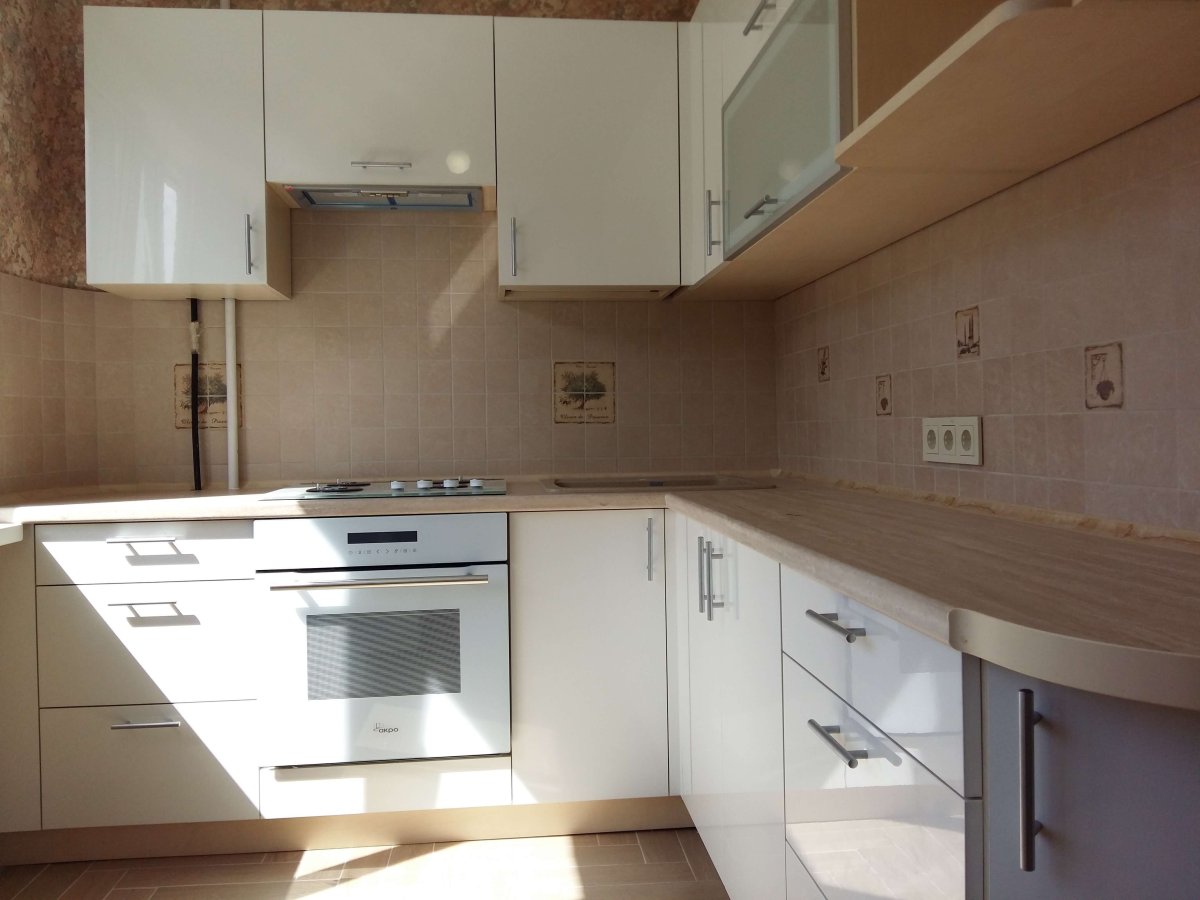 Кухня с белой варочной панелью