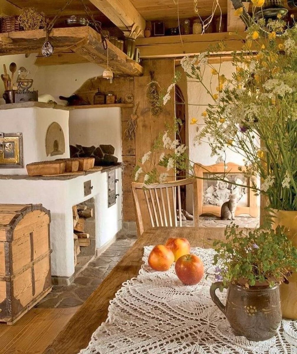 Кухня в деревенском доме с печкой