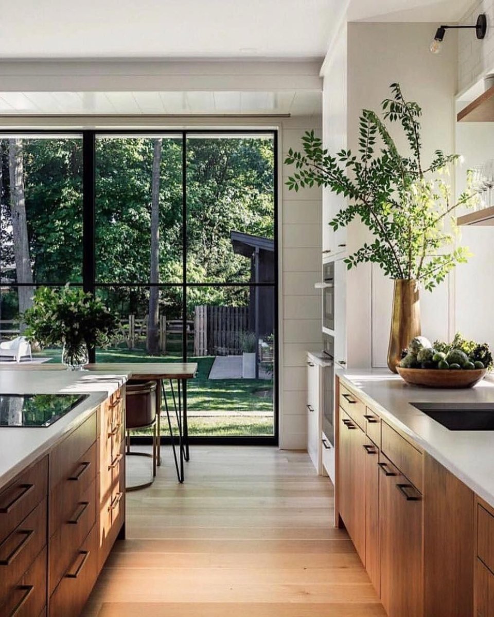 Кухня гостиная с панорамными окнами в квартире (57 фото)