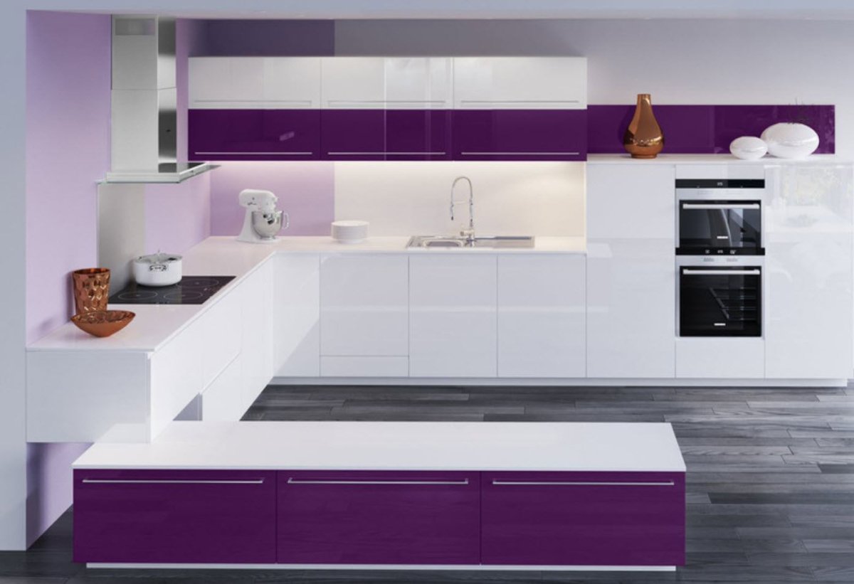 Фиолетовая кухня с черной столешницей
