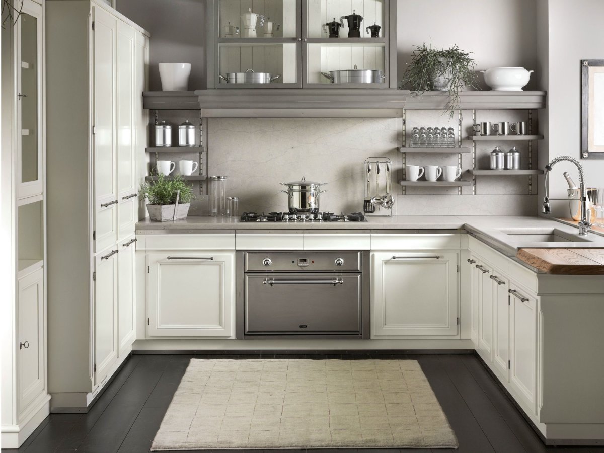 Дизайн кухни с серым холодильником