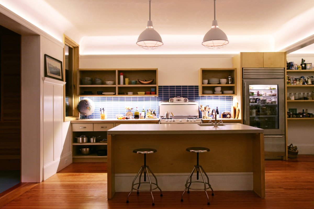 Линейное освещение на кухне в доме
