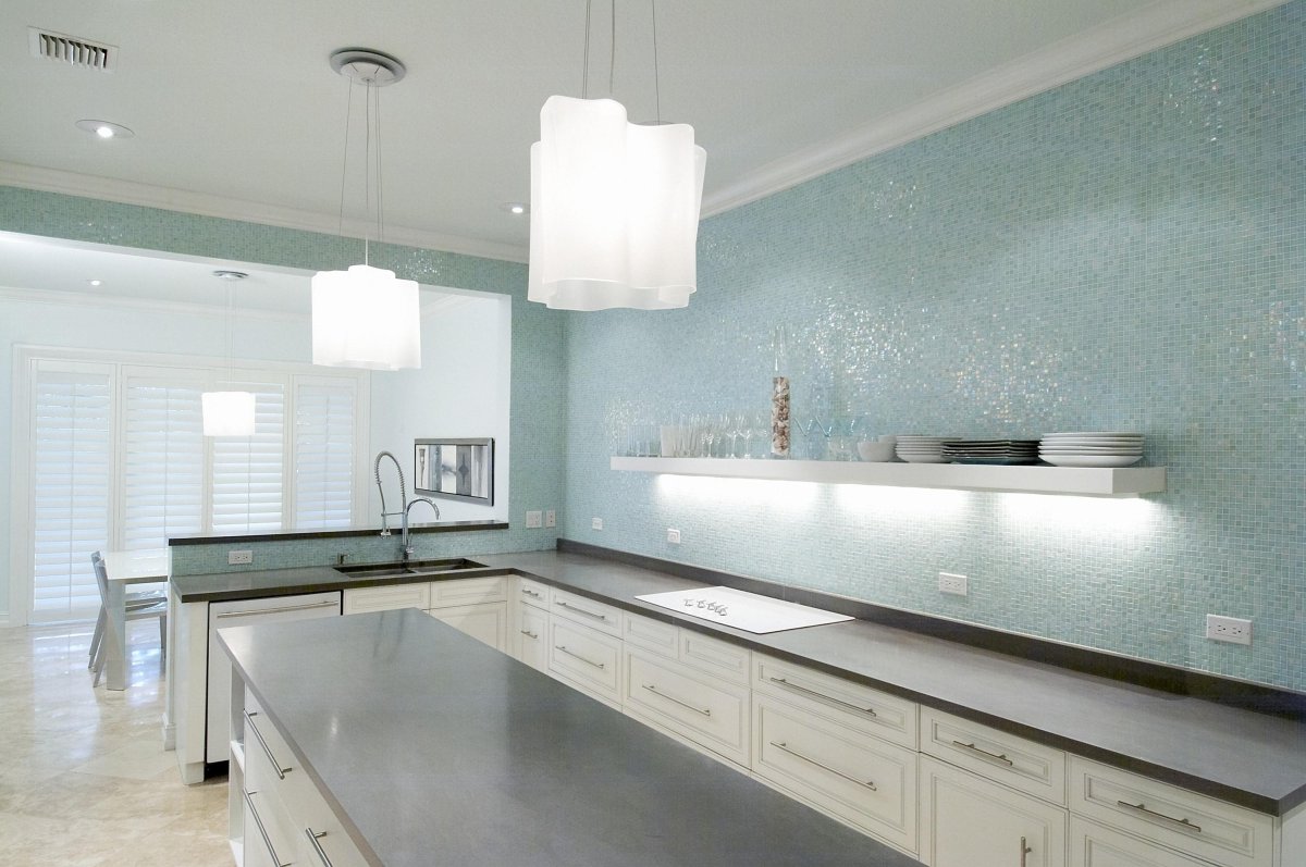 Фартук до потолка на кухне