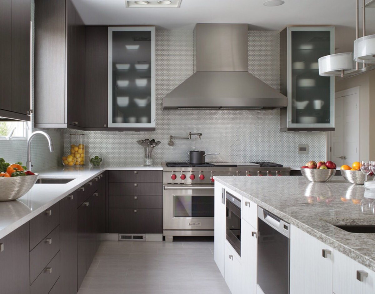 Дизайн кухонь с серой плиткой