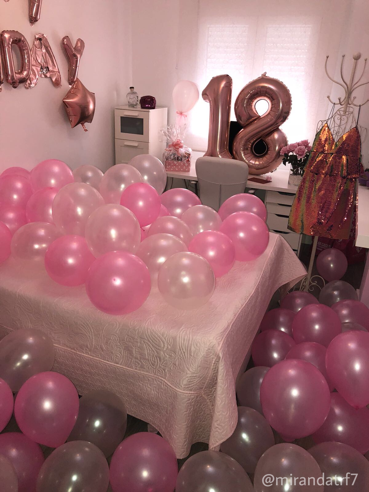 Комната с шарами. Украшение шарами. Украсить комнату шарами. Украшение комнаты шариками. Украшение комнаты шариками на день рождения.