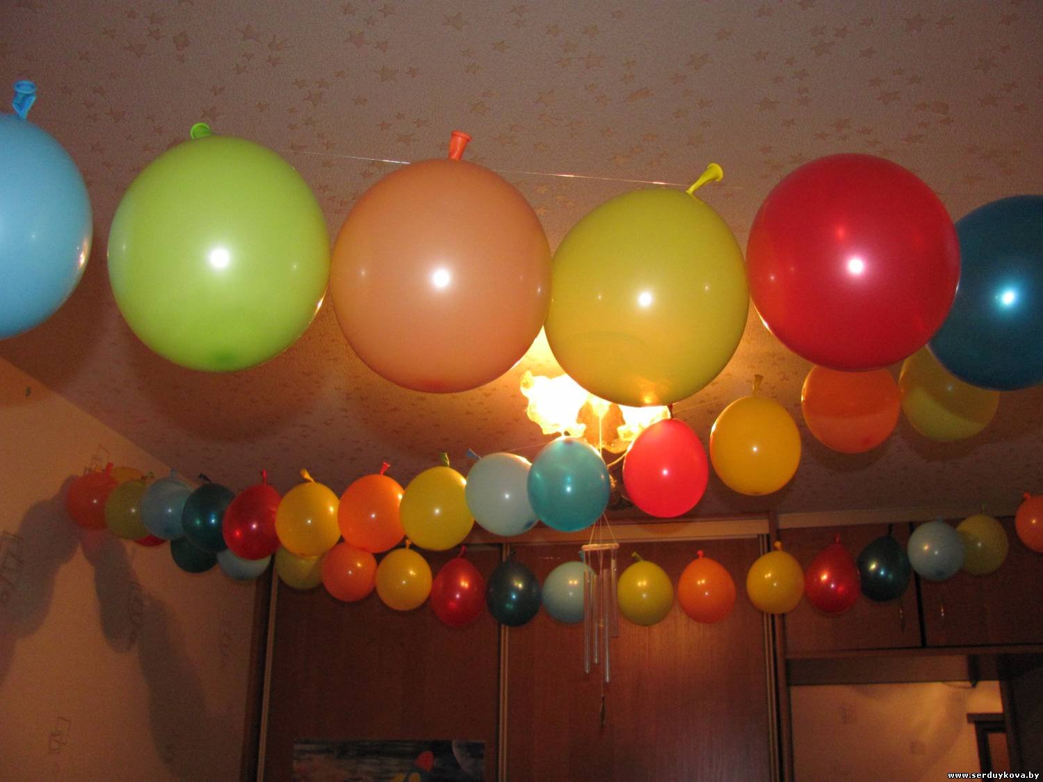 Как красиво украсить комнату шарами