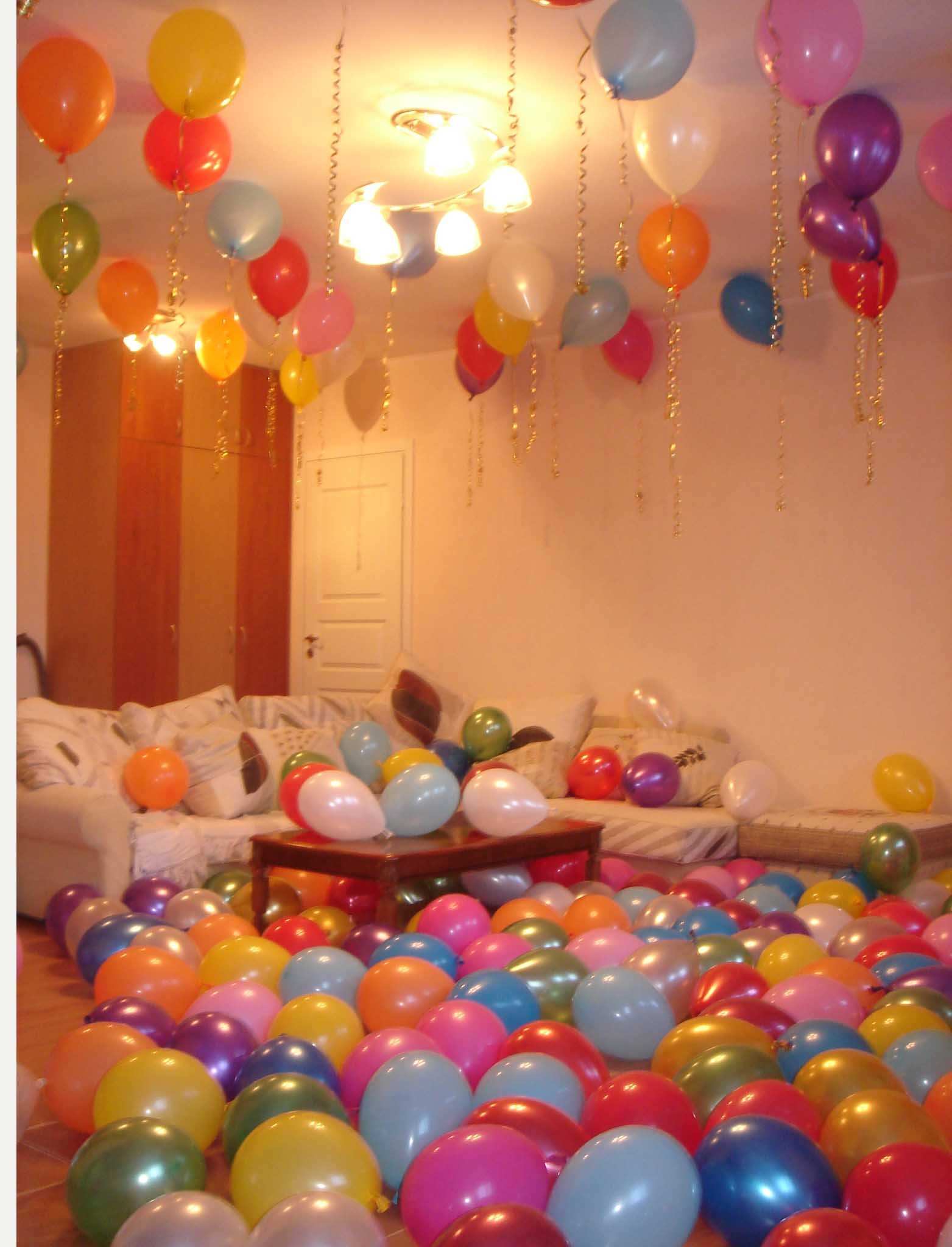 Как украсить комнату шарами?