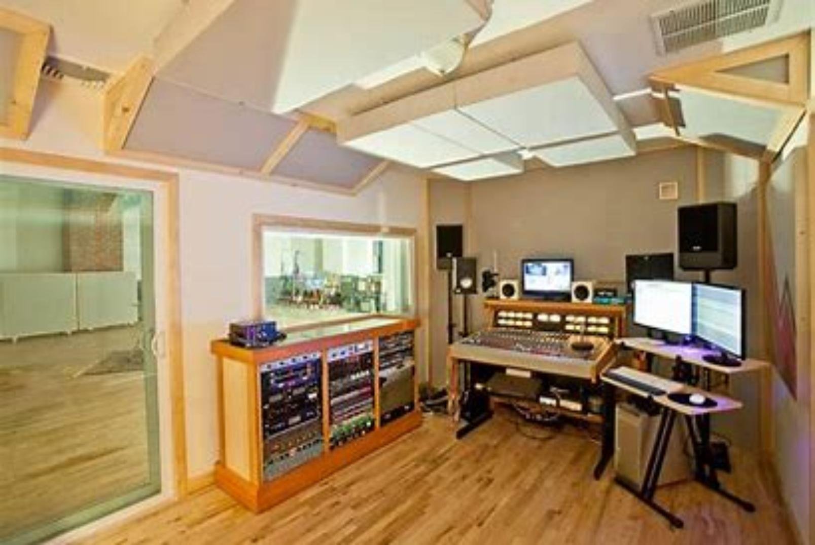 Разговор в комнате звук. Loft Studio студия звукозаписи. Контрол рум студия звукозаписи. Дизайн студии звукозаписи. Акустика студии звукозаписи.
