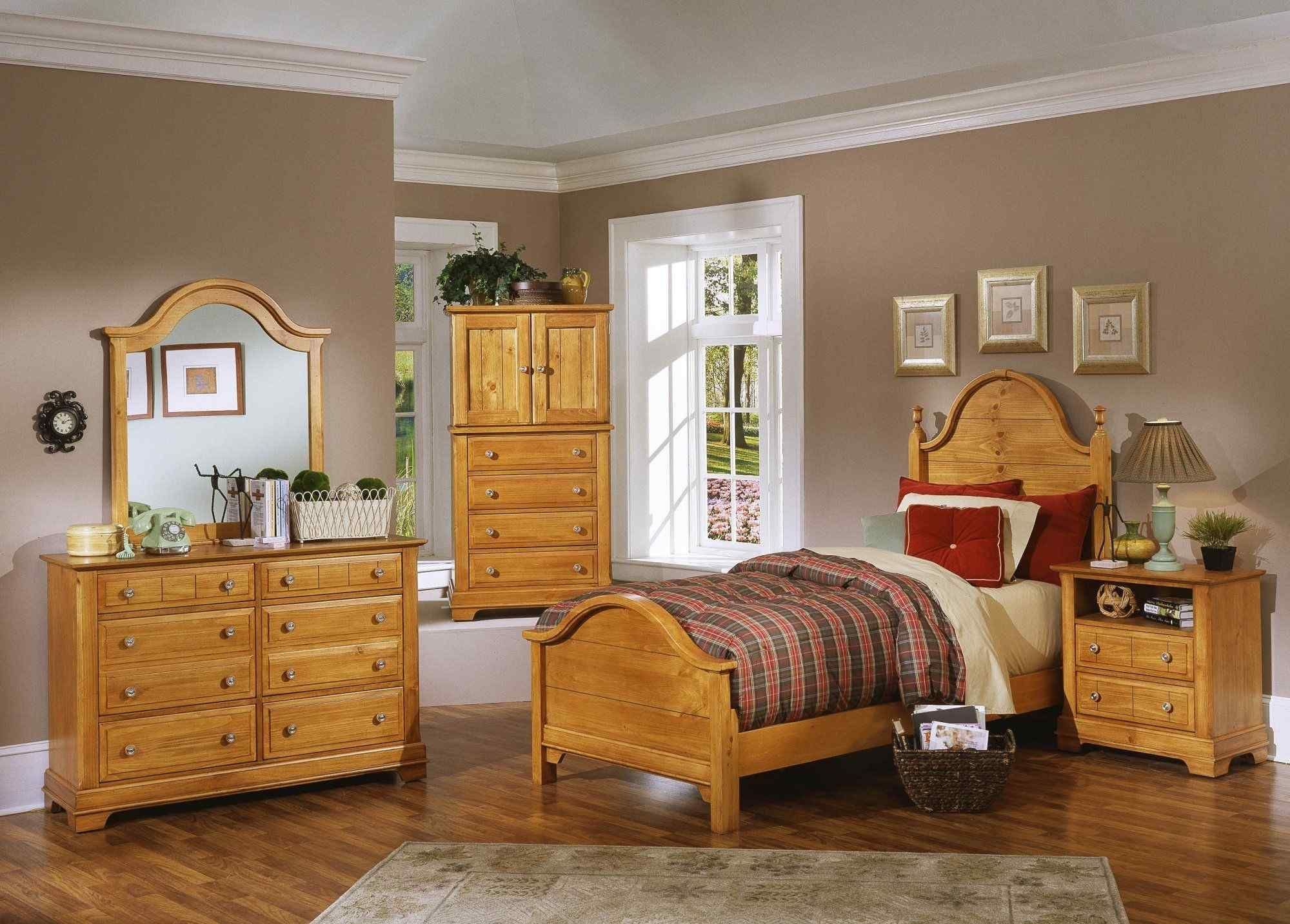 Сосна сайт мебели мебель. Комната с деревянной мебелью. Мебель из сосны в интерьере. Спальня с мебелью из сосны. Спальня с деревянной мебелью.