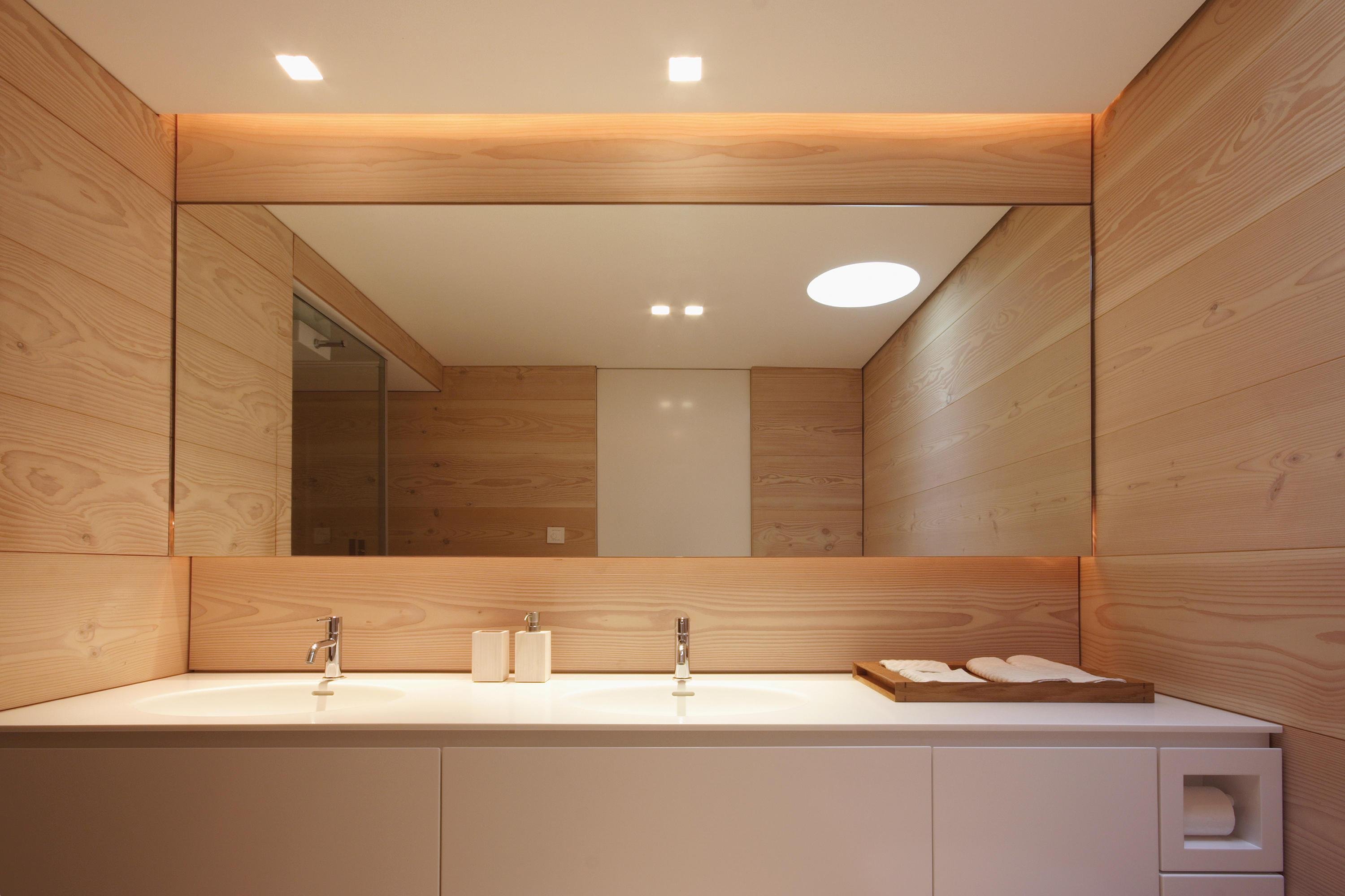 Ванная комната отделка стен панелями. Деревянные панели в ванной комнате. Ванная стеновыми панелями. Панели для отделки стен в ванной. Стеновые панели в ванную комнату.