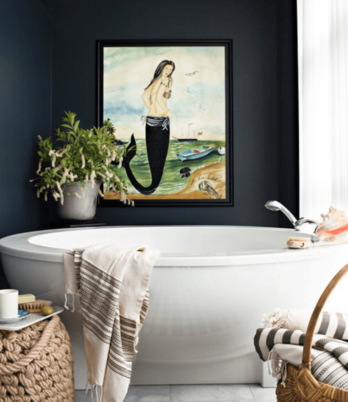 Картина в ванную комнату. Картина в ванной. Картины в ванной комнате в интерьере. Стильная картина в ванную.