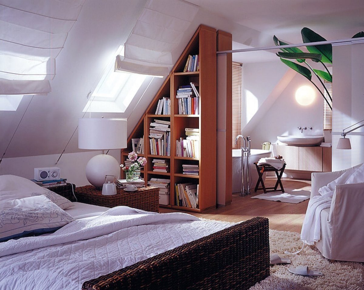 Спальня с ломаной крышей интерьер