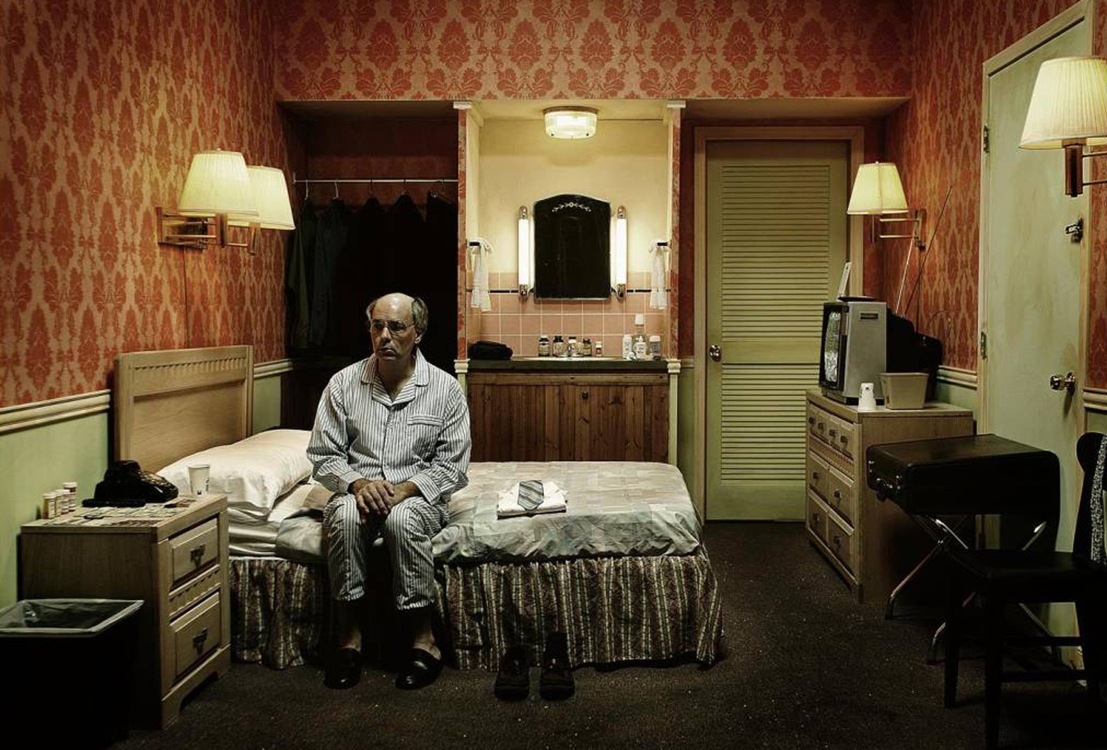 Комната пенсионера. Комната пожилого человека. Комната старика. Спальня для пожилого. Спальня для пожилых людей.