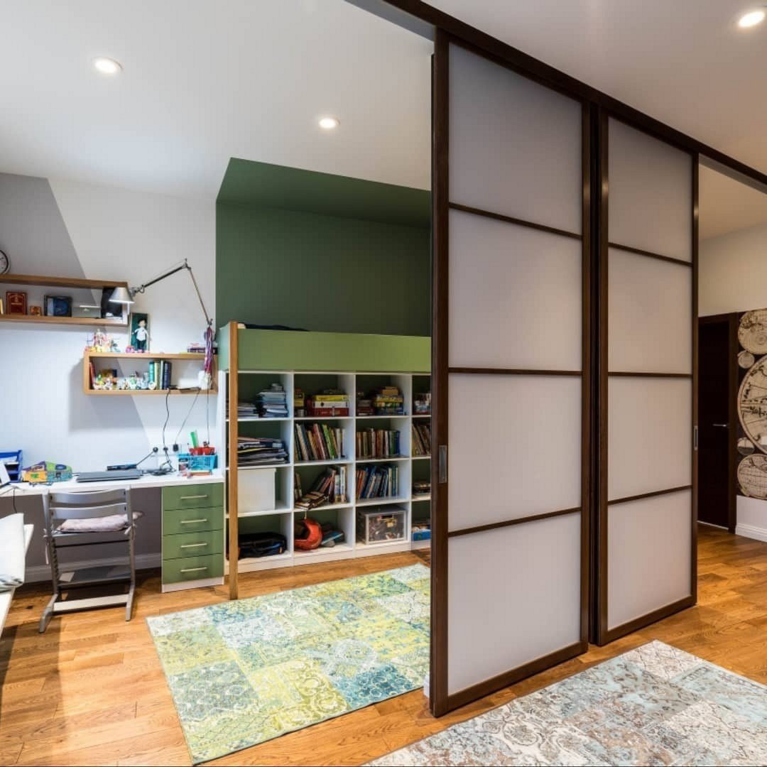 Зонирование комнаты шкафом купе