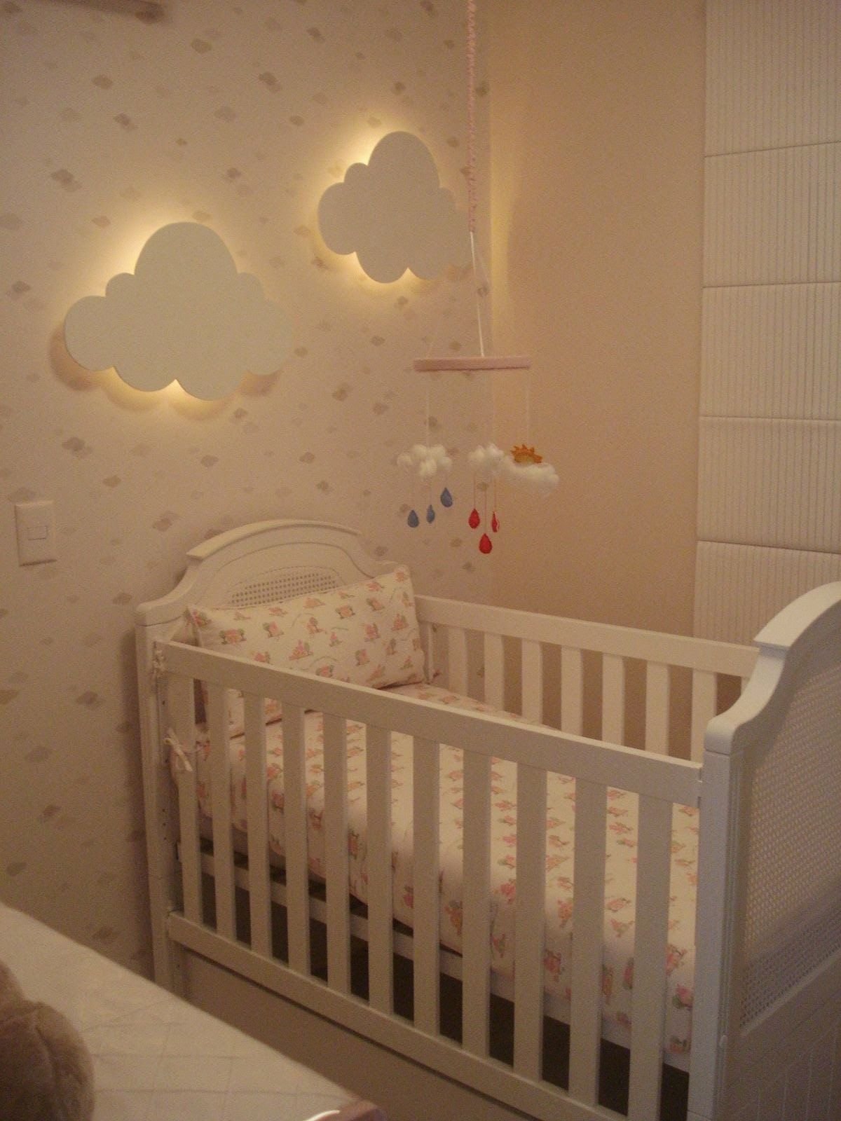 оформление стены в детской комнате у кровати