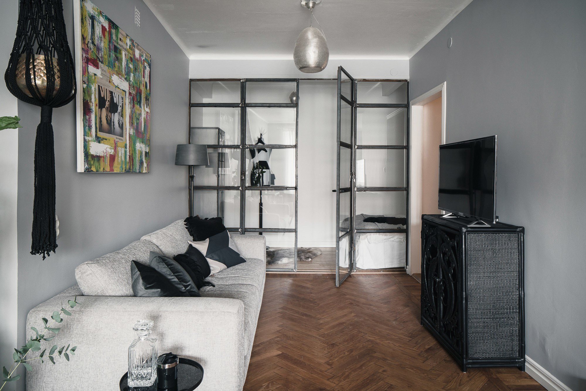 Черно белый интерьер однокомнатной квартиры