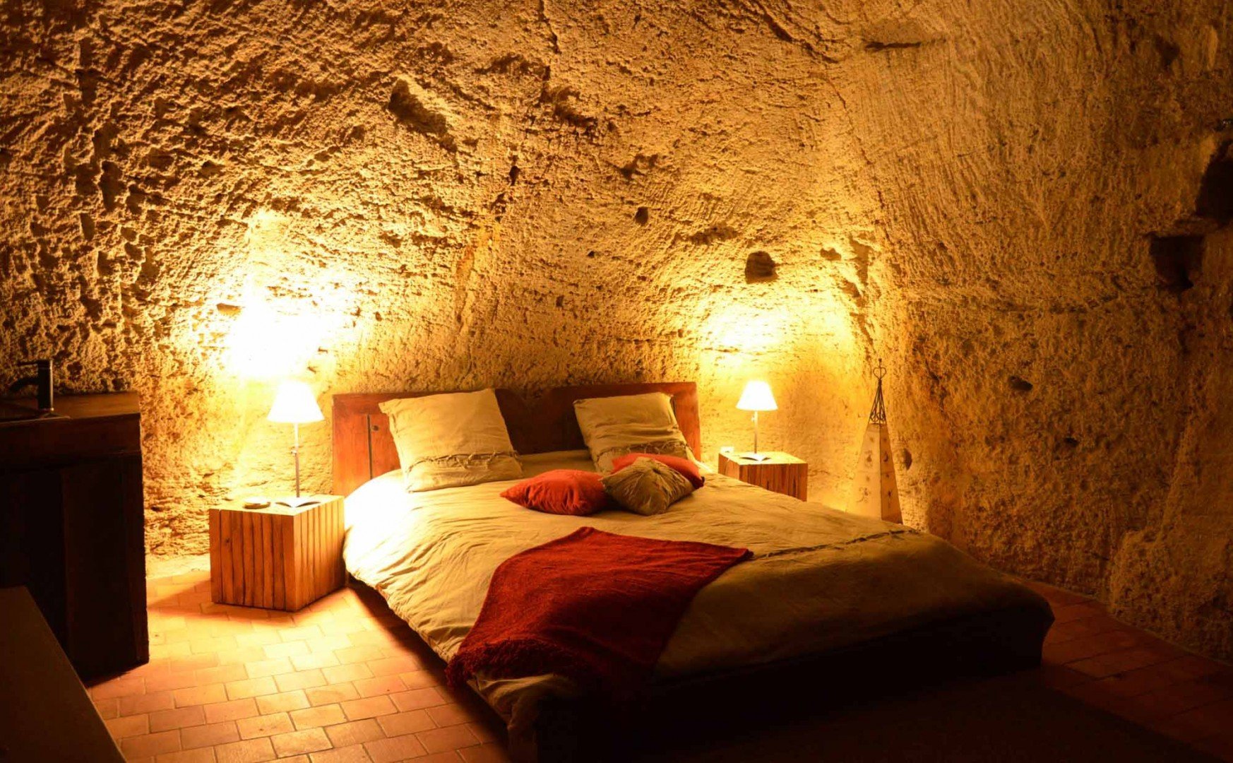 Скала на потолке. Комната в стиле пещеры. Спальня в стиле пещеры. Комната в пещере. Спальня в пещере.