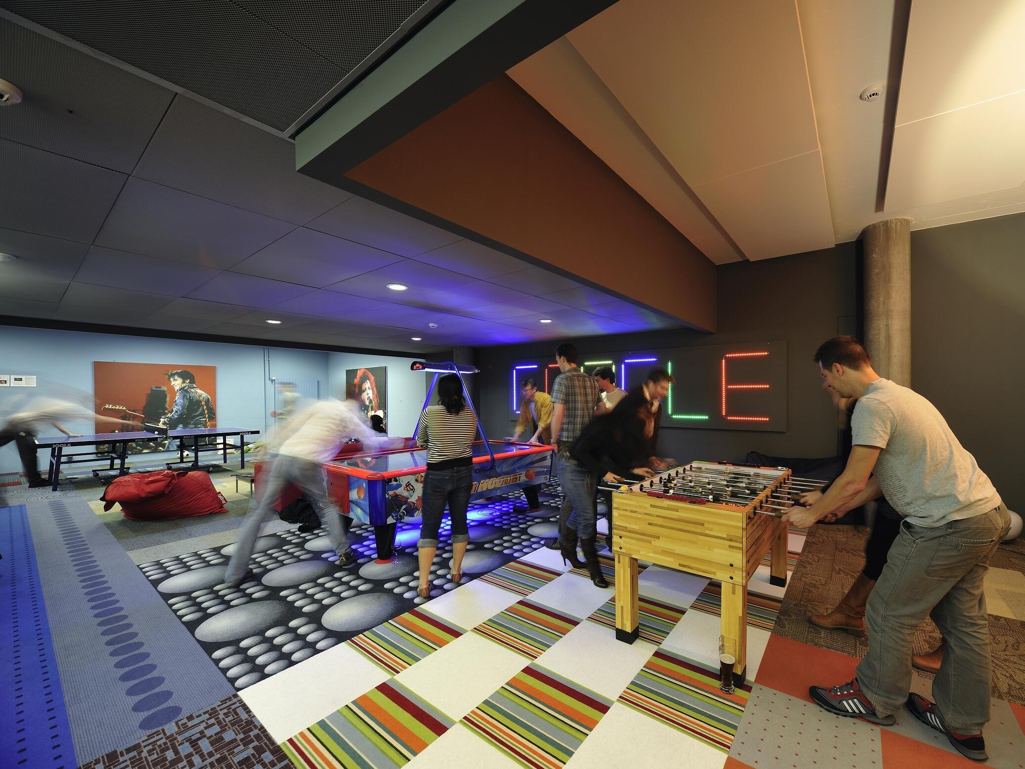 Развлечения для офиса. Офис Google в Цюрихе. Комната развлечений. Игровая зона в офисе. Игровая комната в офисе.