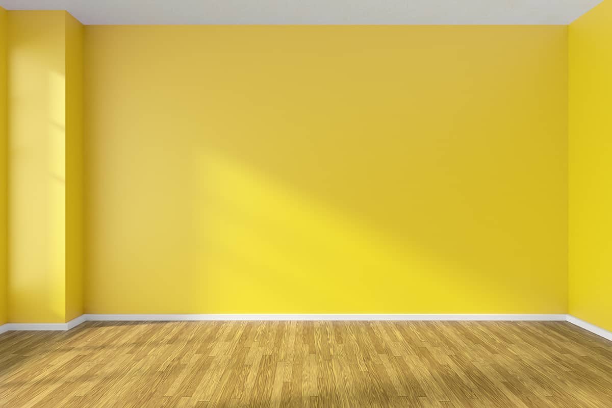 Пустая желтая комната