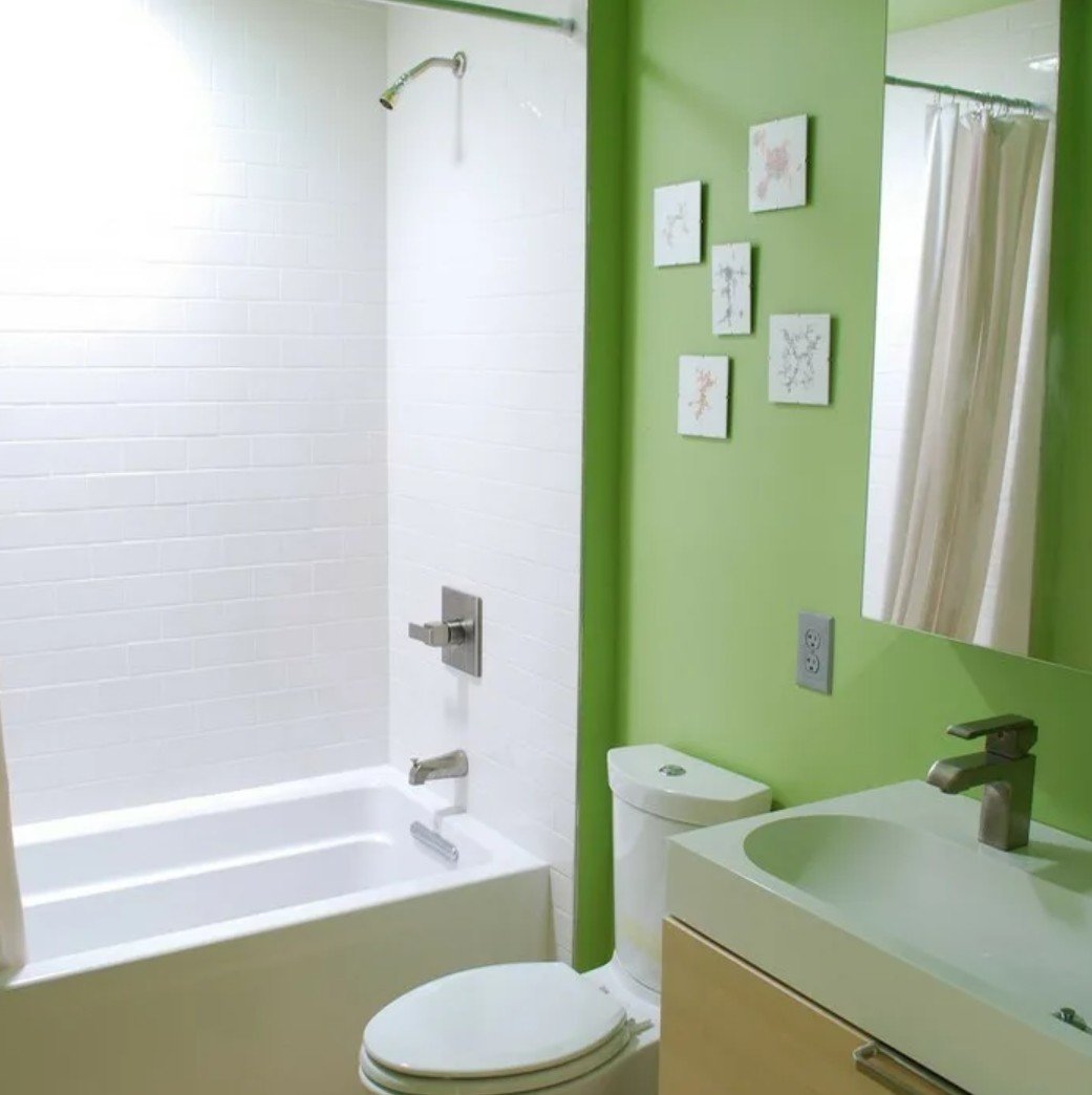Стены в ванной хрущевки. Ванная комната с окрашенными стенами. Ванная в хрущевке. Покраска ванной комнаты в хрущевке. Ванная в хрущевке с окрашенными стенами.