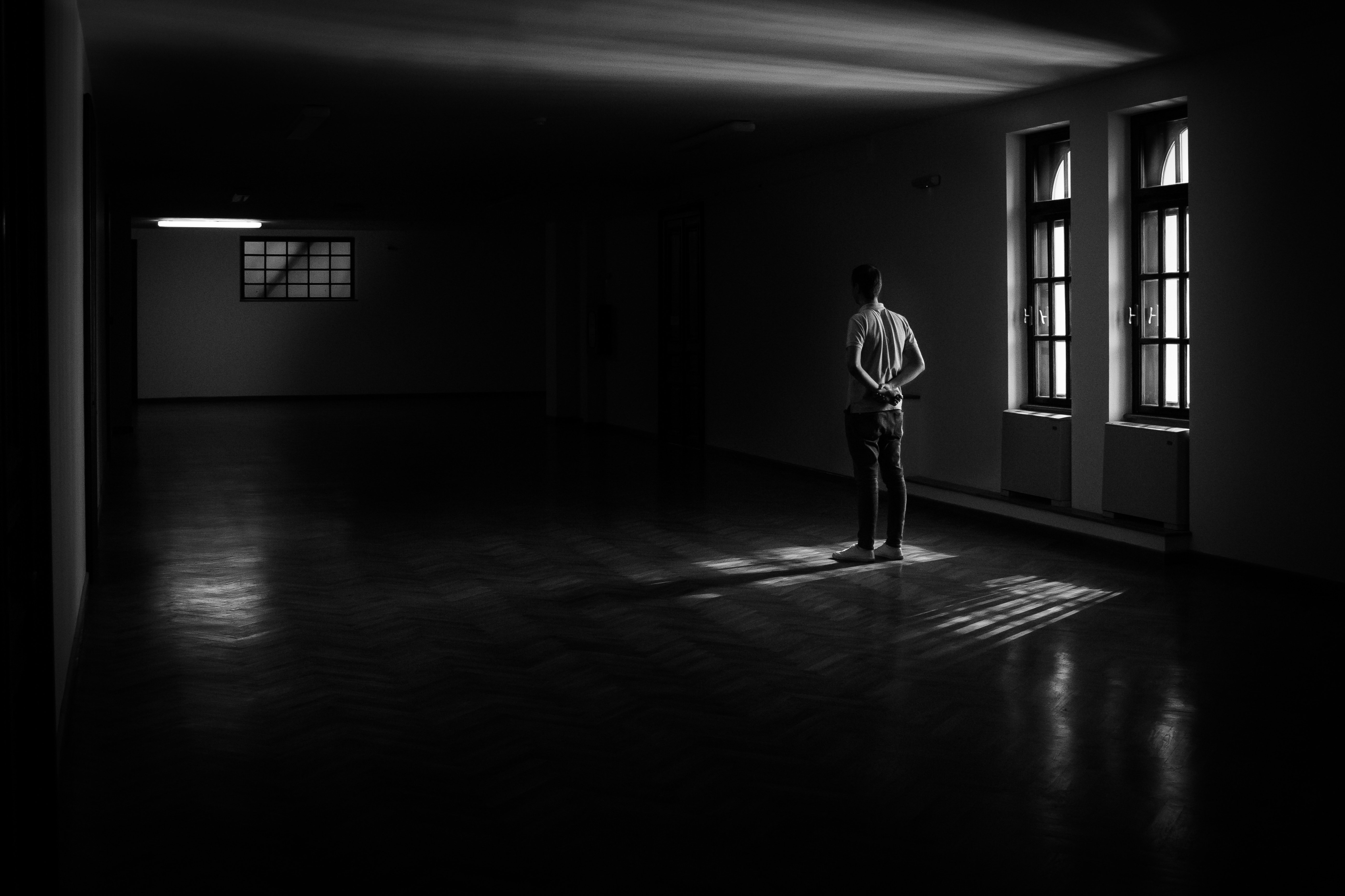 Dark stand. Темная комната. Пустая темная комната. Человек в темной комнате. В комнате темно.