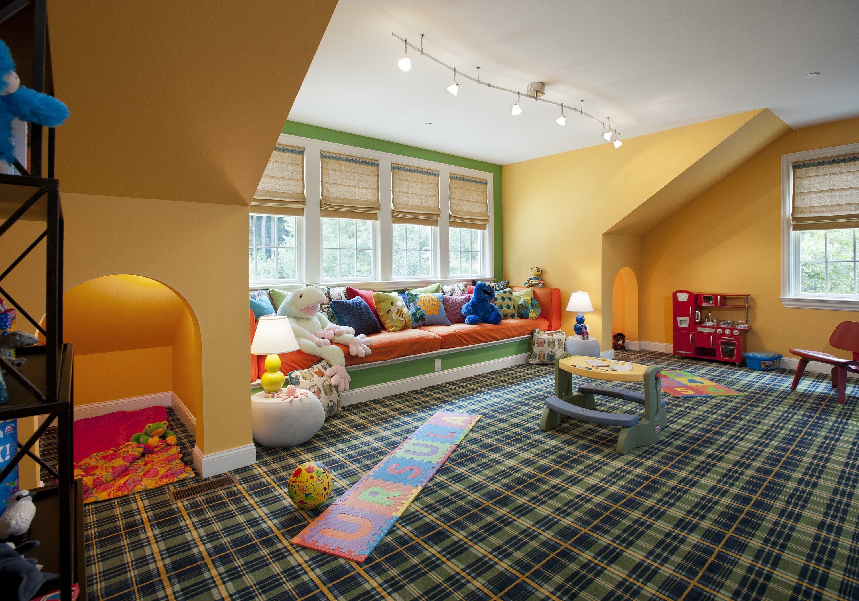 Большая детская комната с игровой зоной