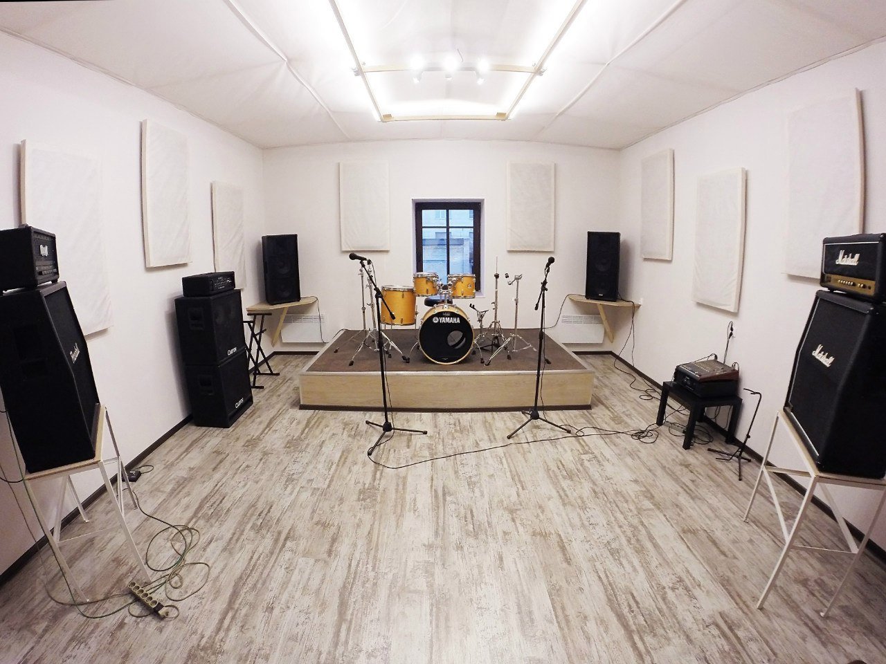 Вокальный зал. Музыкальная студия. Репетиционная комната. Студия для репетиций. Тон зал студии звукозаписи.