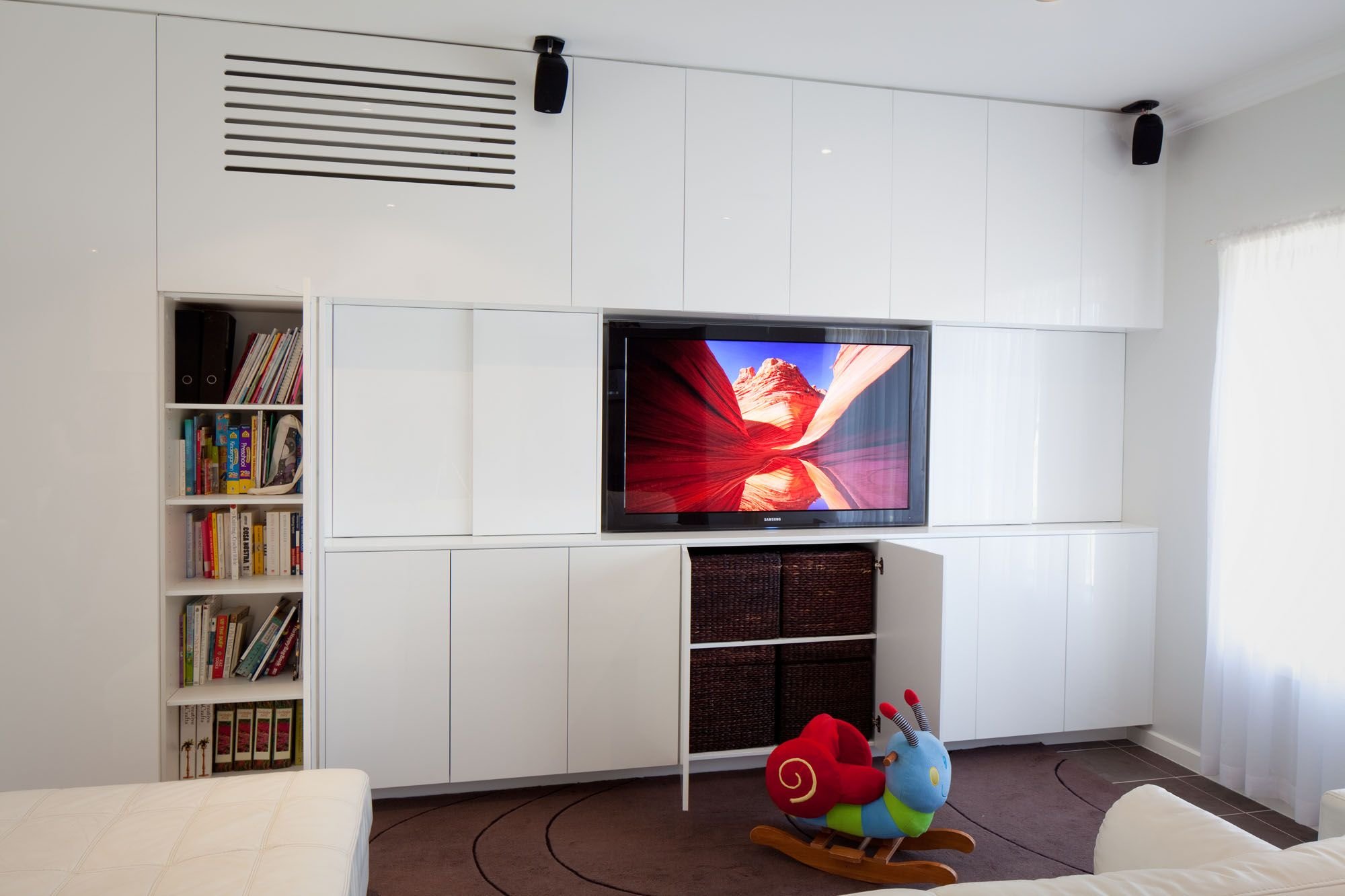 Www unit ru. Телевизор в детской. Детская комната с телевизором. Дети комната телевизор. Телевизор в детской комнате на стене.