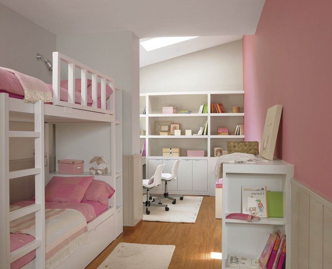 Комната для двоих девочек дизайн. Планировка комнаты для двух девочек. Планировка детской для девочки. Детские комнаты для девочек. Спальня для 2 девочек.