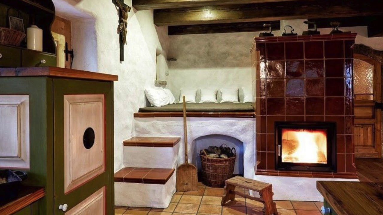 современный интерьер деревенского дома с печкой
