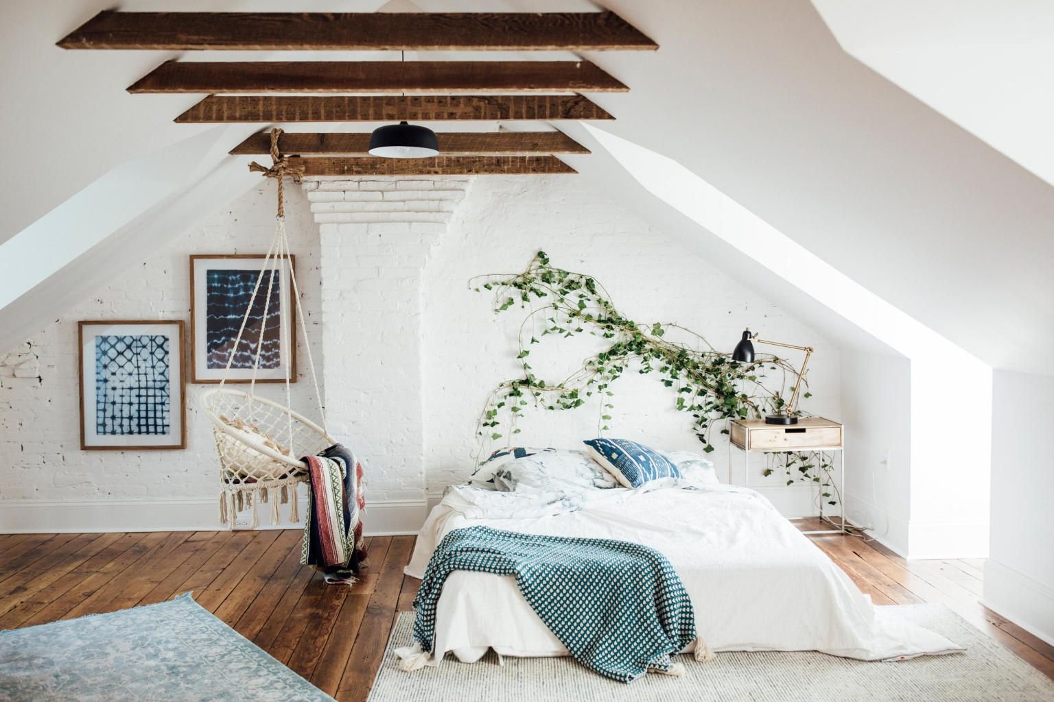 Спальня в скандинавском стиле в мансарде