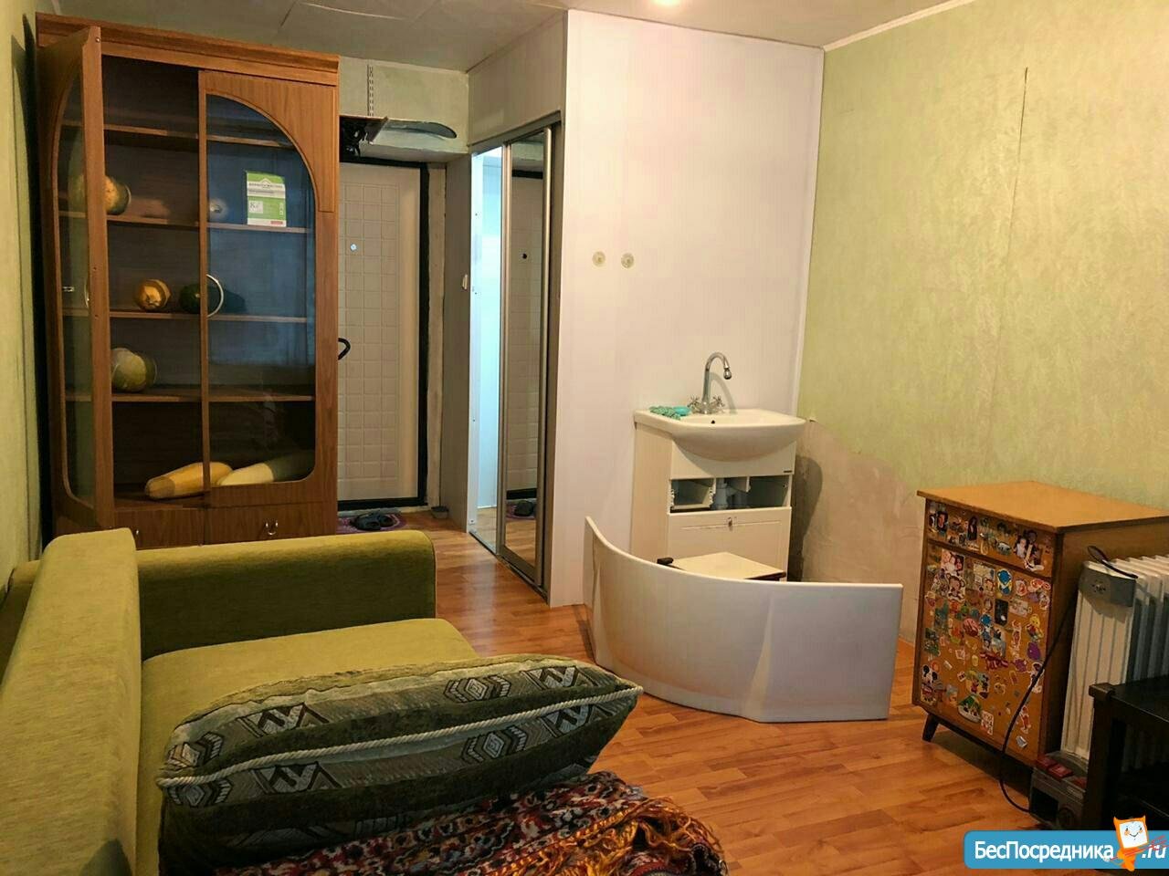 Дешевле однушки: покупать ли комнату в общежитии