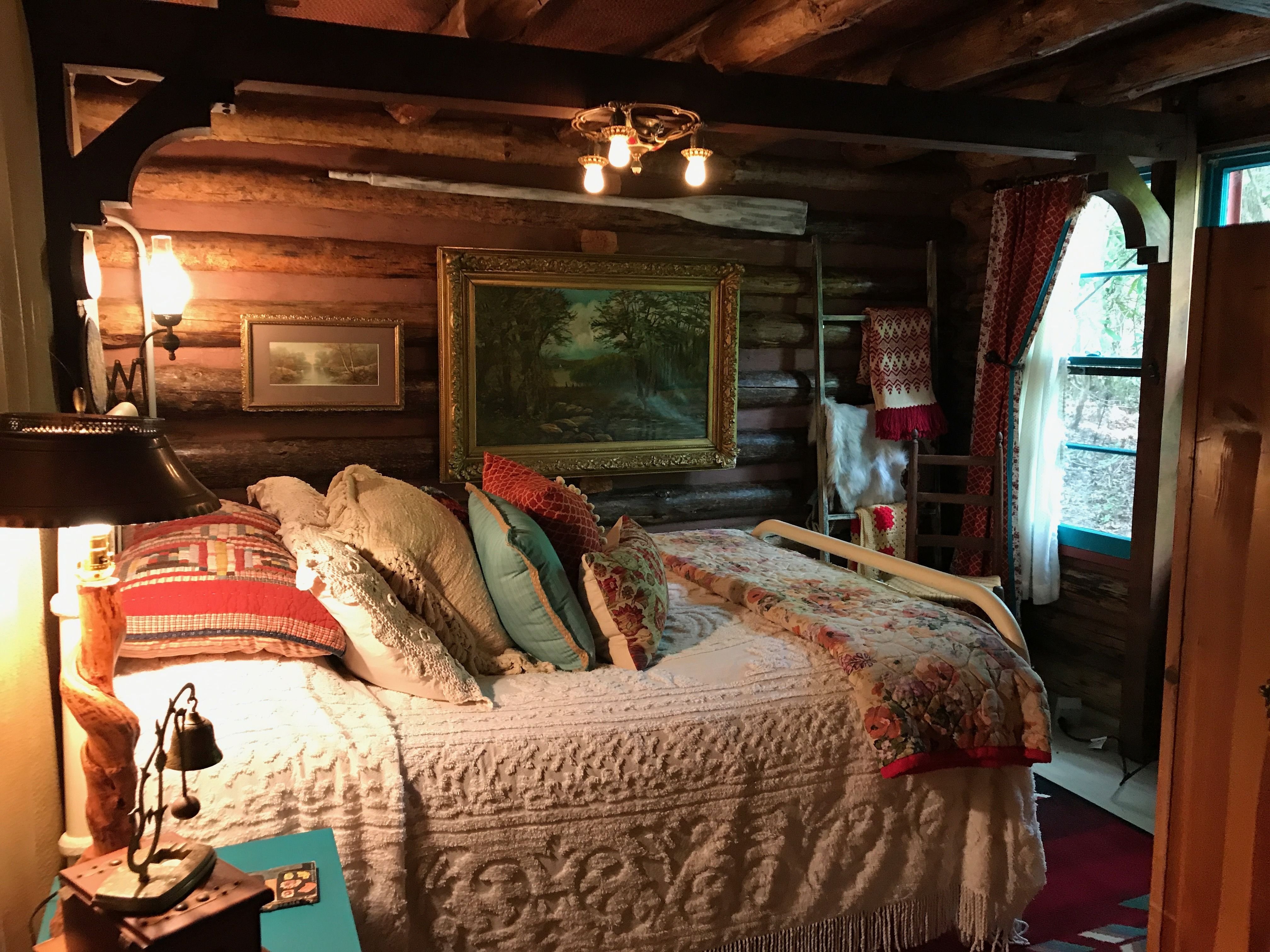 Уютная спальня в деревенском доме